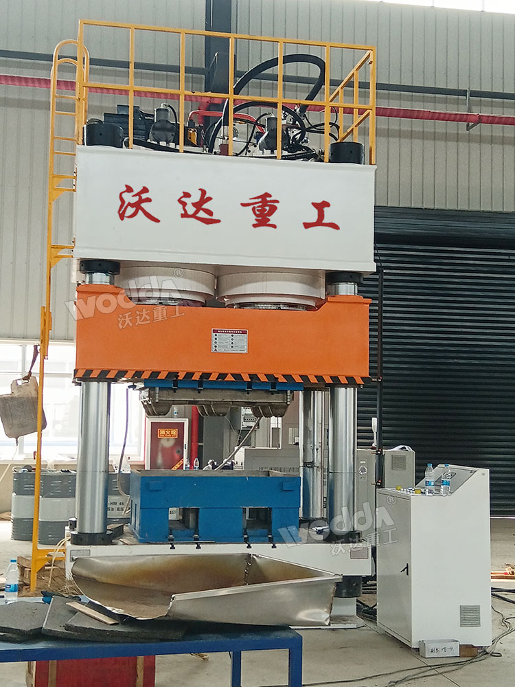 1600吨木屑托盘成型液压机现场.jpg 1600吨木屑托盘成型液压机现场.jpg