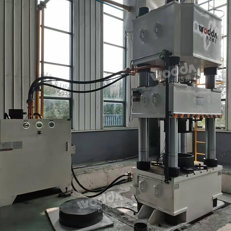 1000吨石墨粉末成型液压机现场 1000吨石墨粉末成型液压机现场