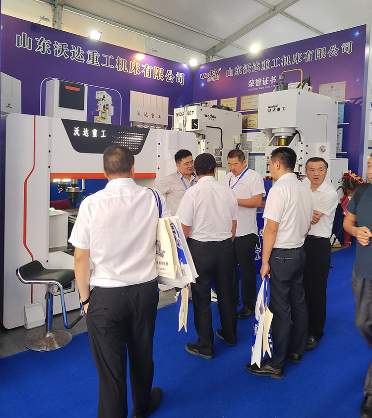 展会现场与嘉宾交流探讨 展会现场与嘉宾交流探讨