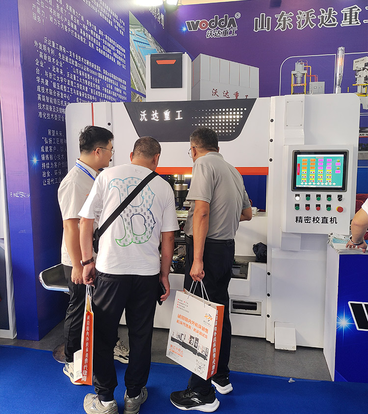 展会现场与嘉宾交流 展会现场与嘉宾交流