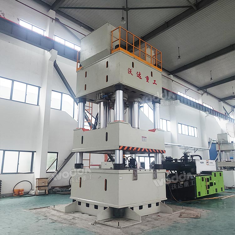 2000吨复合材料汽车配件成型液压机现场 2000吨复合材料汽车配件成型液压机现场