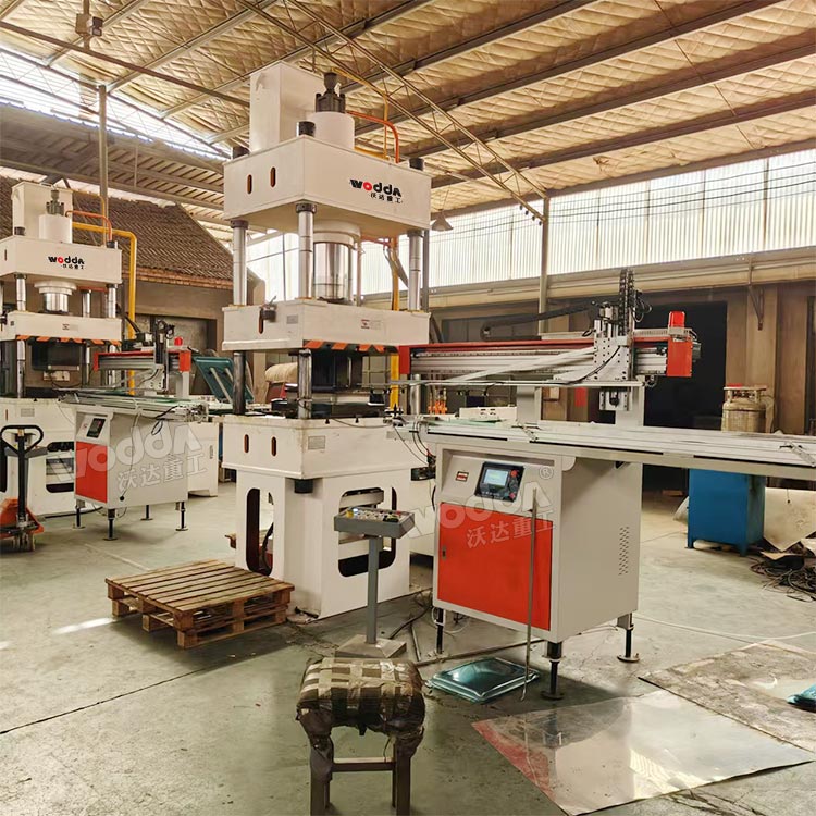 200吨三梁四柱液压机带液压垫 200吨三梁四柱液压机带液压垫