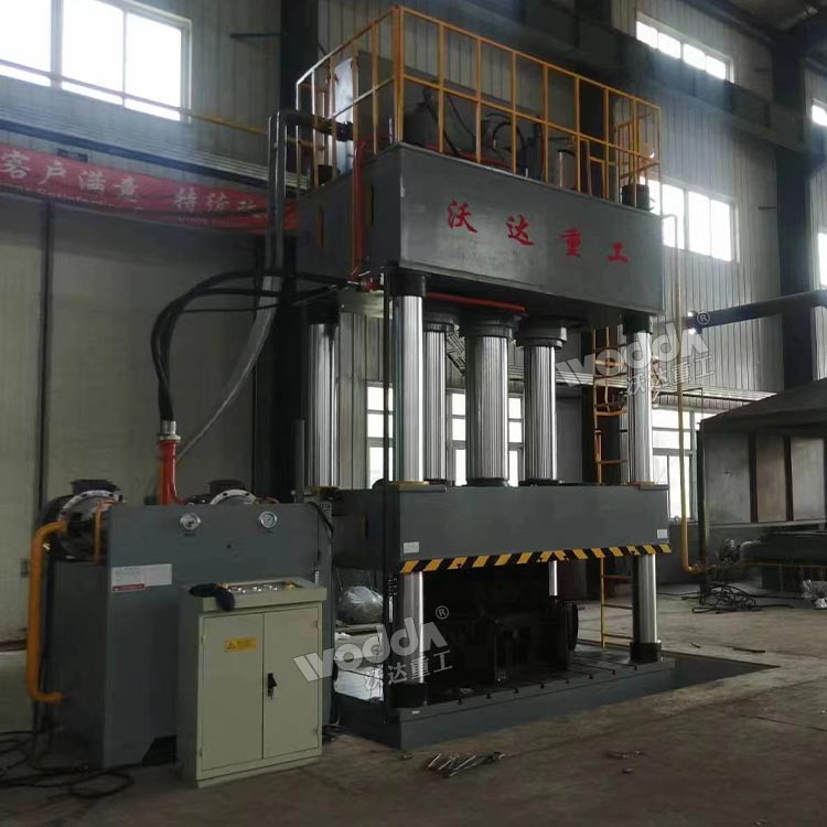 1000吨四柱液压机加工弯管头现场 1000吨四柱液压机加工弯管头现场