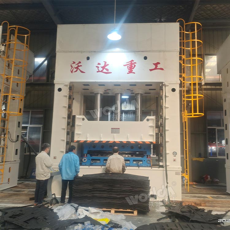 630吨汽车内饰件成型液压机客户车间现场 630吨汽车内饰件成型液压机客户车间现场