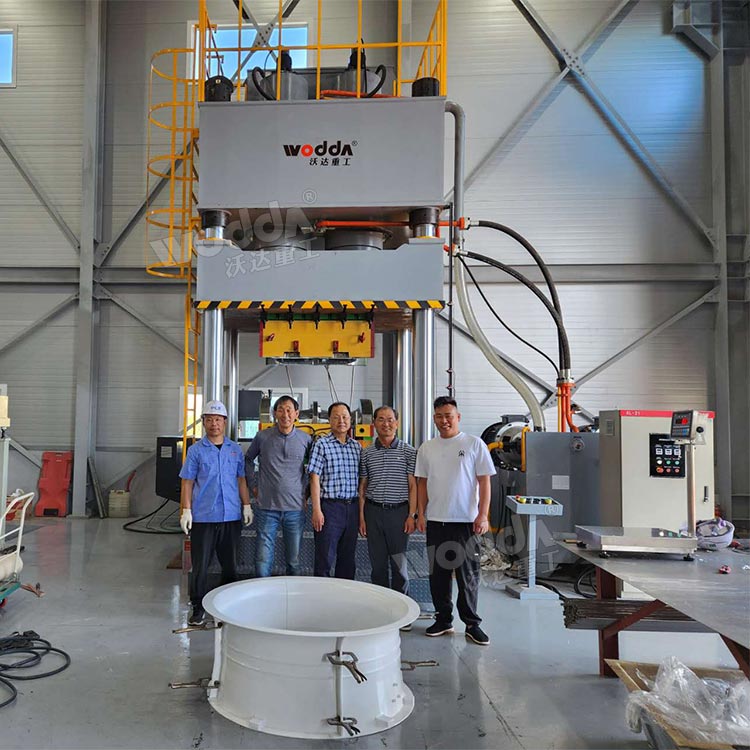 1000吨四柱液压机模压玻璃钢冷却塔风筒现场 1000吨四柱液压机模压玻璃钢冷却塔风筒现场