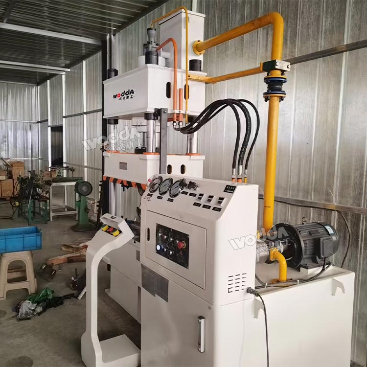 100吨三梁四柱液压机现场 100吨三梁四柱液压机现场