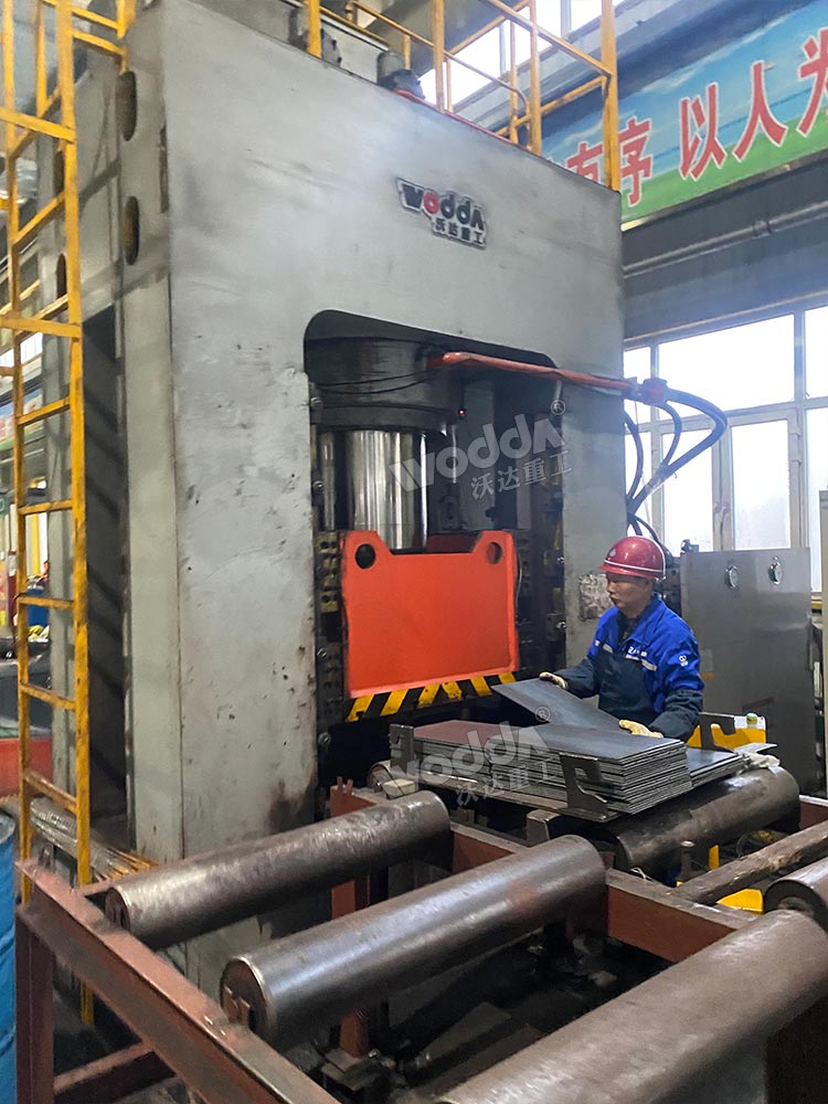 800吨框架式液压机.jpg 800吨框架式液压机.jpg