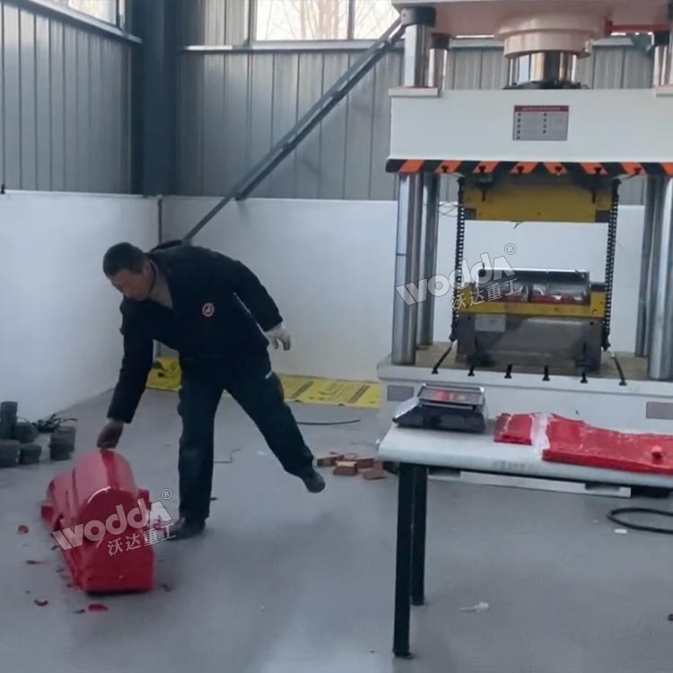 315吨电缆保护壳模压液压机现场 315吨电缆保护壳模压液压机现场