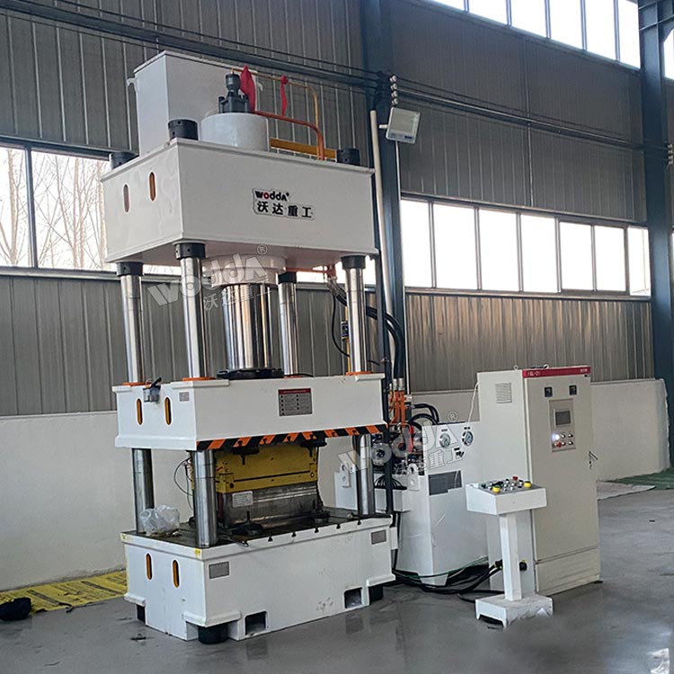 315吨四柱液压机现场 315吨四柱液压机现场