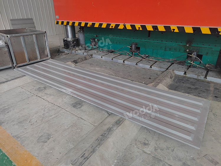 2500吨四柱液压机模压玻璃钢防腐板成形 2500吨四柱液压机模压玻璃钢防腐板成形