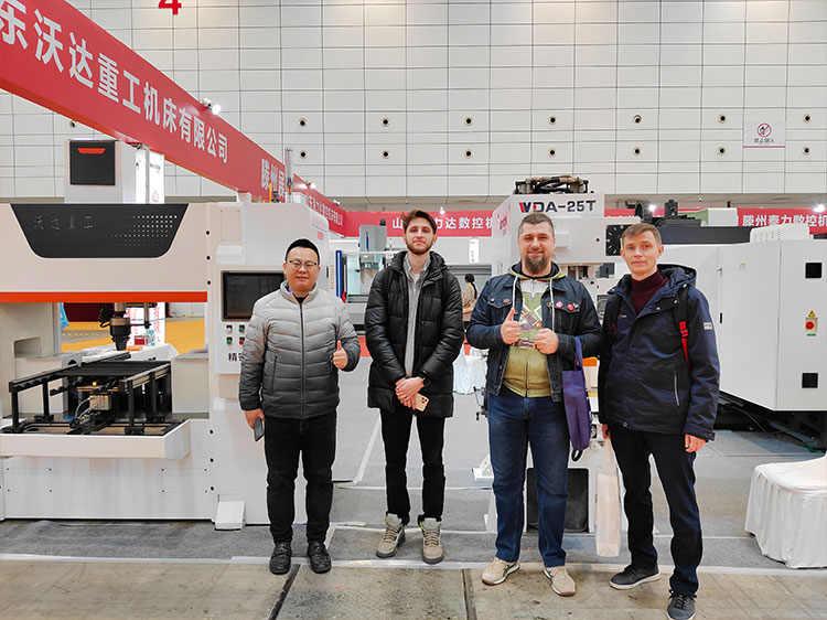 与国外客户合影 与国外客户合影