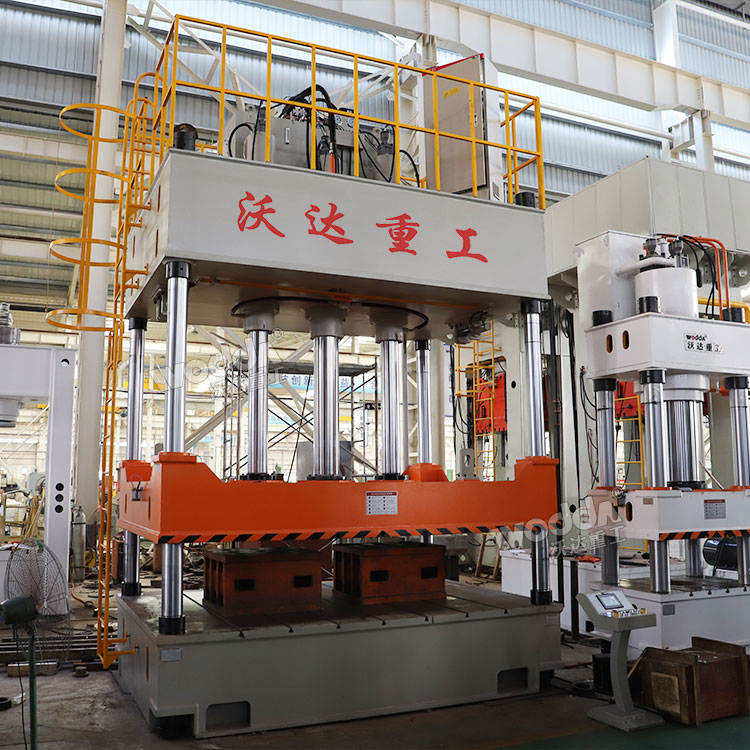 315吨汽车内饰件成型液压机车间拍摄 315吨汽车内饰件成型液压机车间拍摄