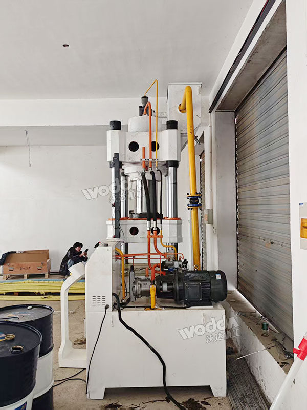 315吨四柱液压机现场 315吨四柱液压机现场