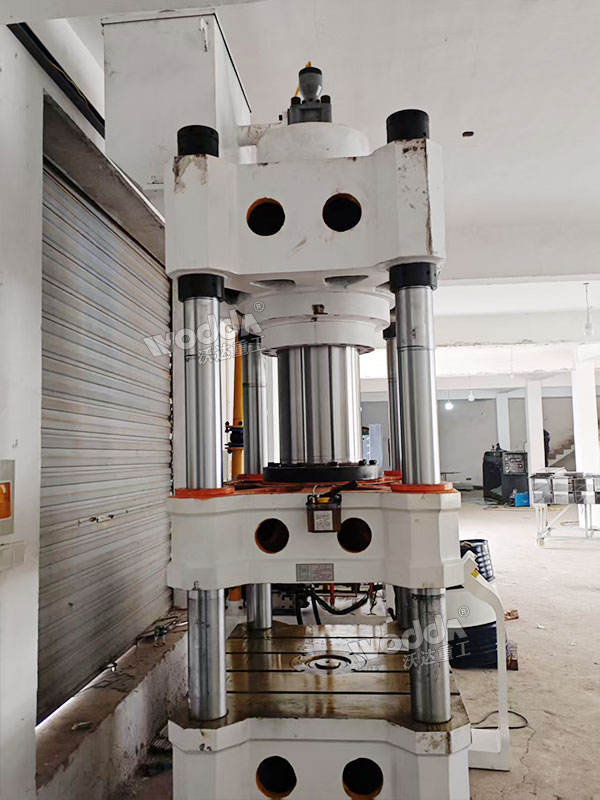 315吨四柱液压机安装完成 315吨四柱液压机安装完成