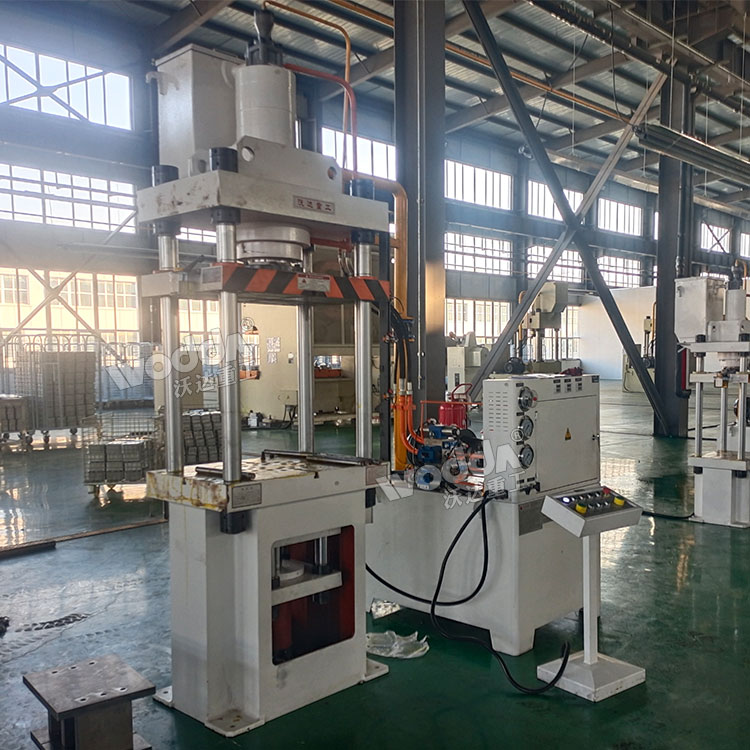 100吨四柱液压机.jpg 100吨四柱液压机.jpg