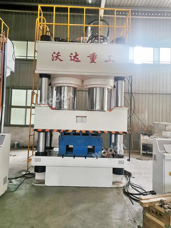 1800吨木屑托盘成型机现场 1800吨木屑托盘成型机现场