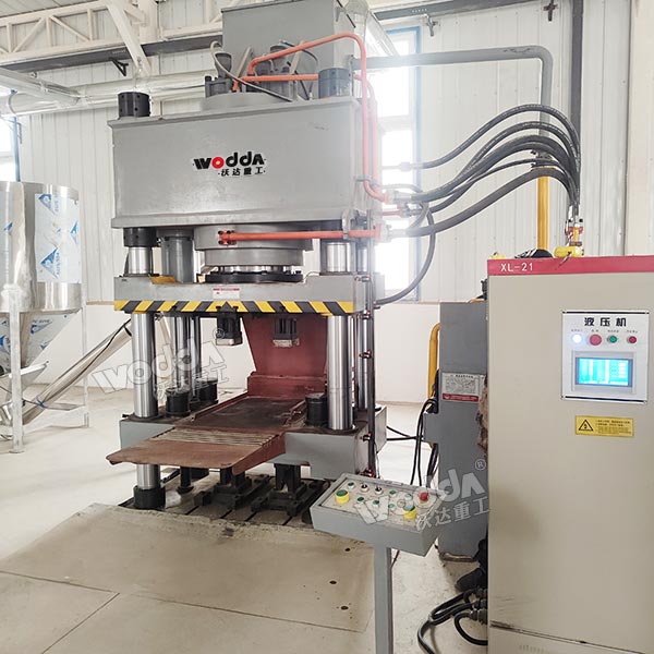 630吨牛羊舔砖液压机 630吨牛羊舔砖液压机