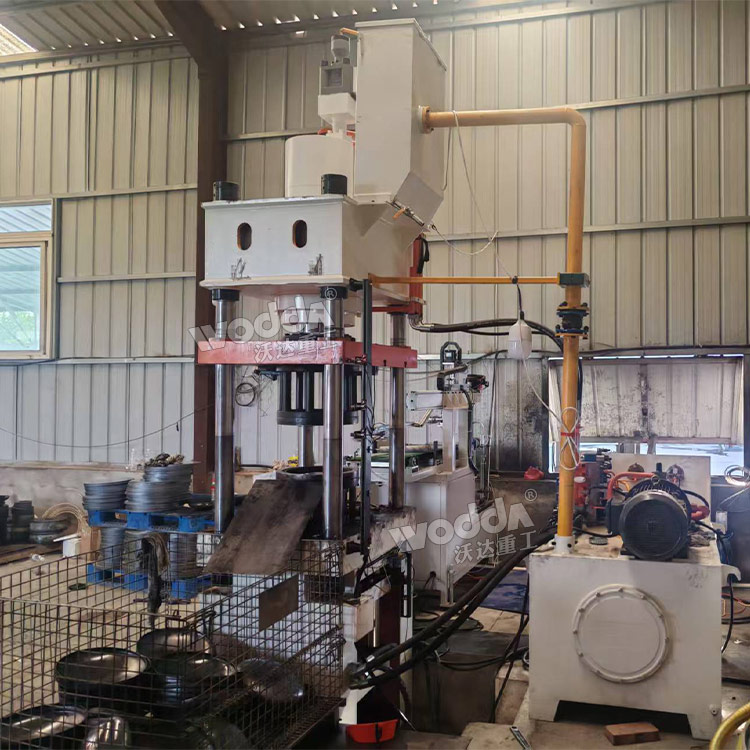 200吨封头液压机现场 200吨封头液压机现场