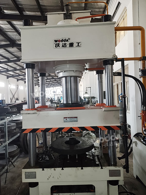 不锈钢锅盖成型液压机现场 不锈钢锅盖成型液压机现场