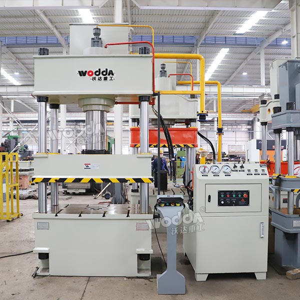 200吨四柱液压机.jpg 200吨四柱液压机.jpg