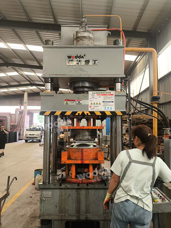 200吨封头液压机现场 200吨封头液压机现场