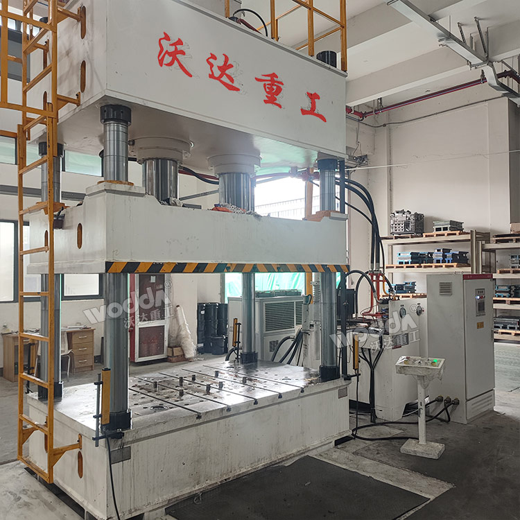 500吨四柱液压机(液压垫) 500吨四柱液压机(液压垫)