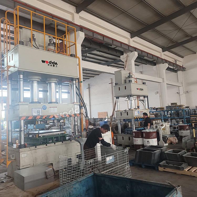 400吨四柱液压机.jpg 400吨四柱液压机.jpg