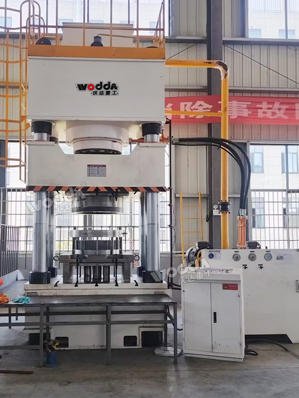 500吨四柱液压机.jpg 500吨四柱液压机.jpg