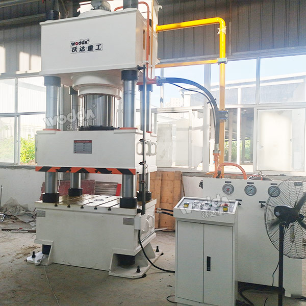 630吨四柱液压机 630吨四柱液压机