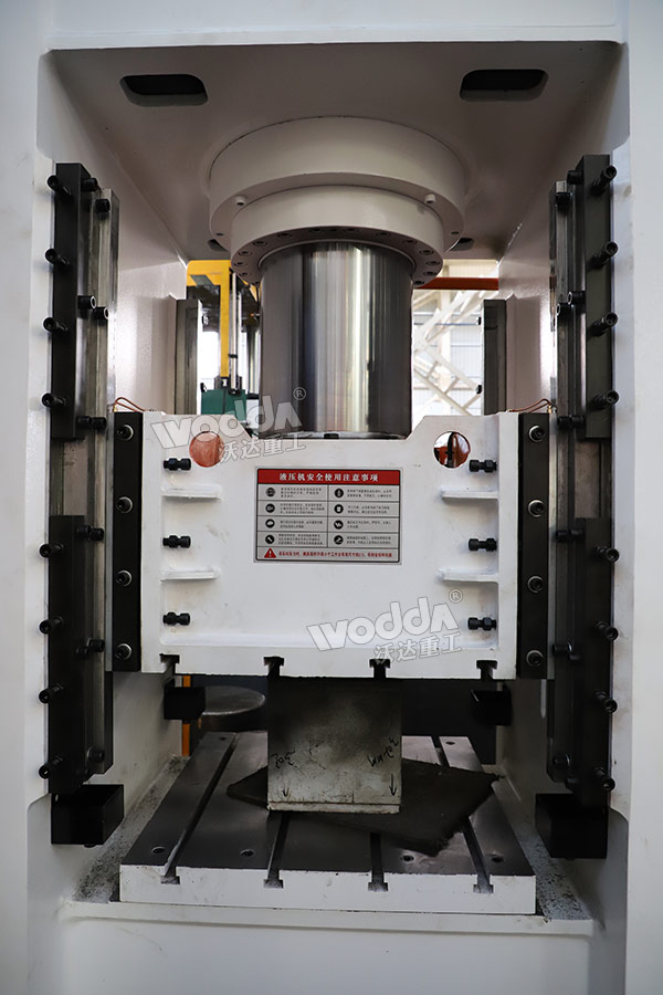 315吨框架式液压机细节 315吨框架式液压机细节