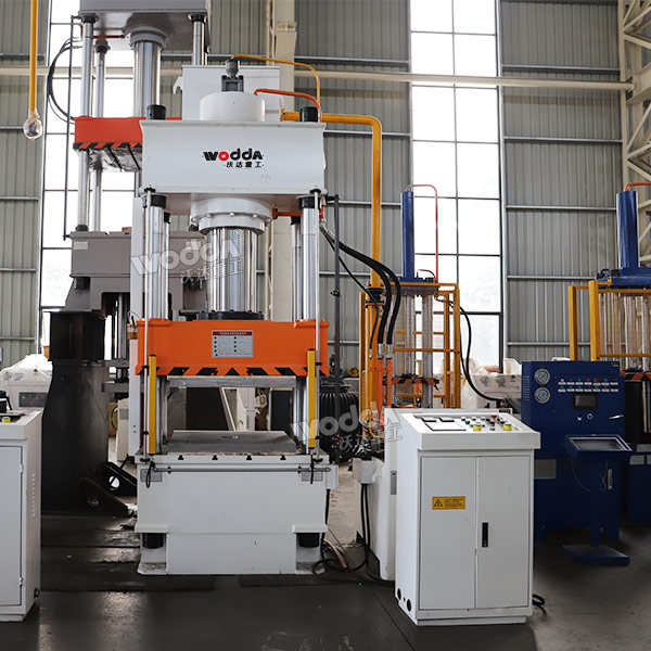 315吨四柱液压机.jpg 315吨四柱液压机.jpg