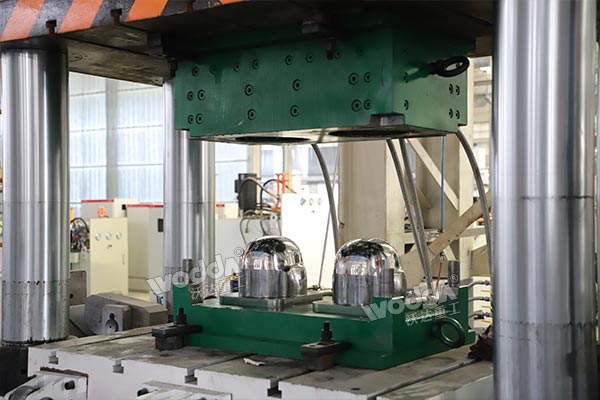 头盔模具(一模两出) 头盔模具(一模两出)