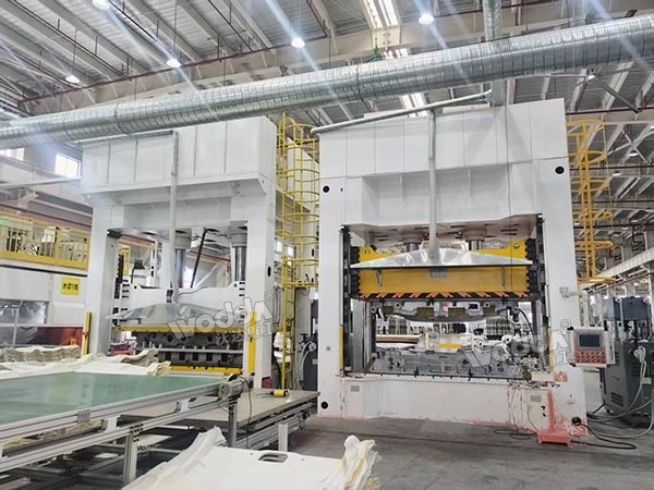 2台汽车内饰件成型液压机.jpg 2台汽车内饰件成型液压机.jpg