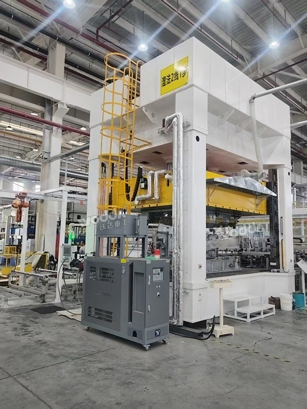 400吨框架式液压机.jpg 400吨框架式液压机.jpg