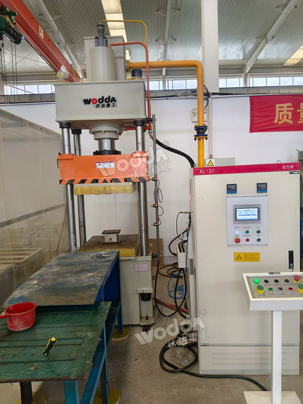 100吨四柱液压机带加热板 100吨四柱液压机带加热板