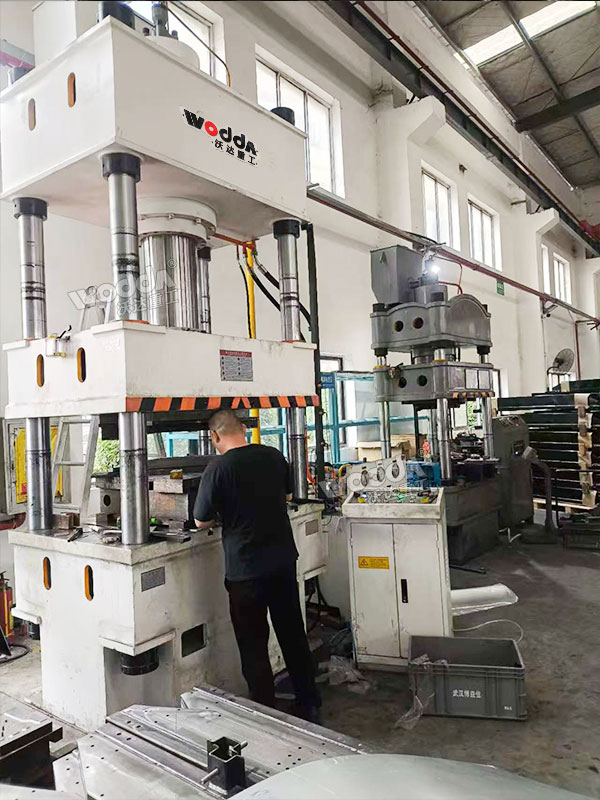 315吨四柱液压机客户现场 315吨四柱液压机客户现场