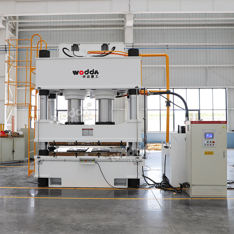 800吨四柱液压机.jpg 800吨四柱液压机.jpg