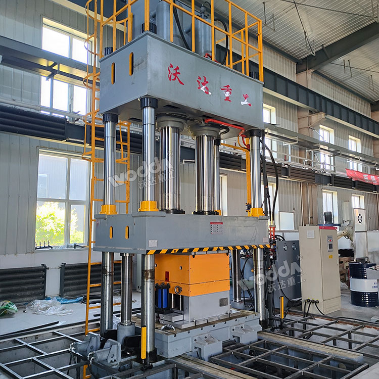 防弹头盔成型液压机(500吨四柱液压机) 防弹头盔成型液压机(500吨四柱液压机)