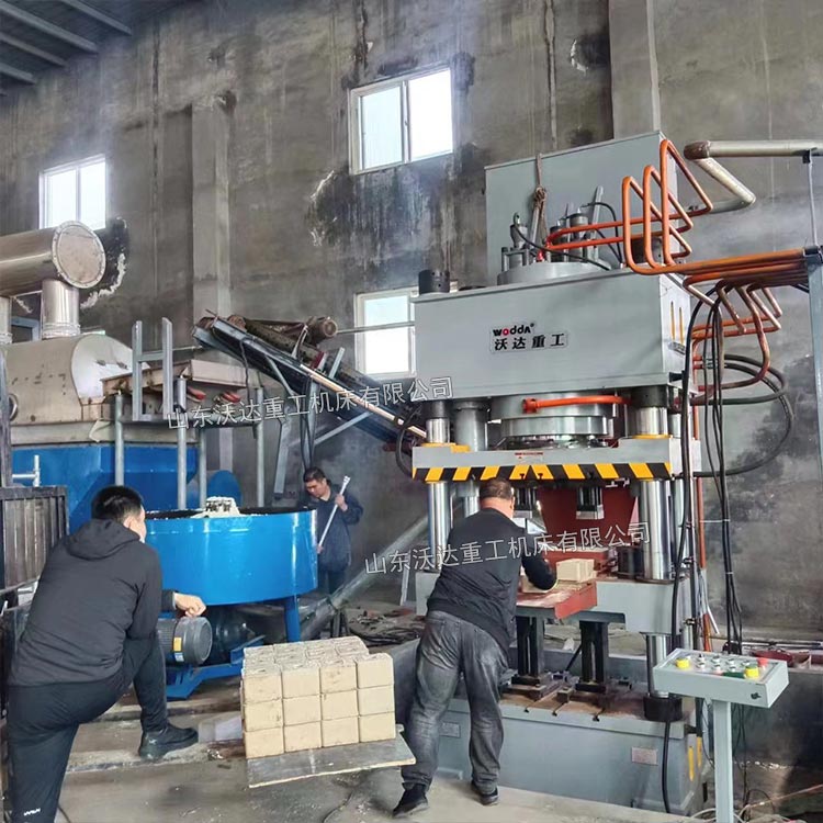 630吨盐砖机现场 630吨盐砖机现场