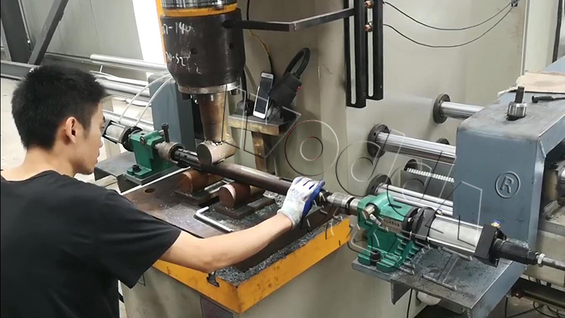 200吨单臂校直机客户现场 200吨单臂校直机客户现场