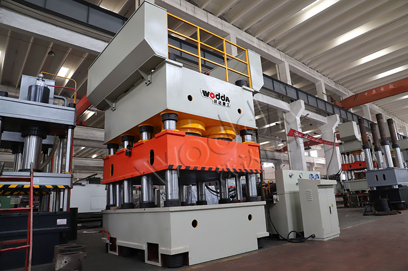 3600吨钢木门压花机车间展示 3600吨钢木门压花机车间展示